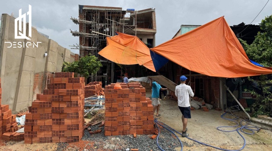 Nhược điểm xây nhà mùa mưa là ảnh hưởng tiến độ và khó khăn trong vận chuyển vật liệu.